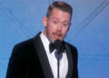 Macaulay Culkin retorna ao palco do Globo de Ouro após 35 anos para aperfeiçoar a música