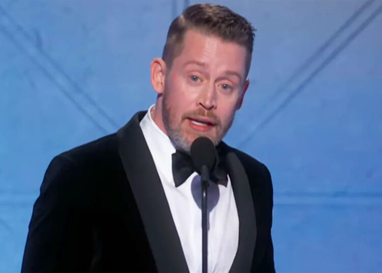 Macaulay Culkin retorna ao palco do Globo de Ouro após 35 anos para aperfeiçoar a música