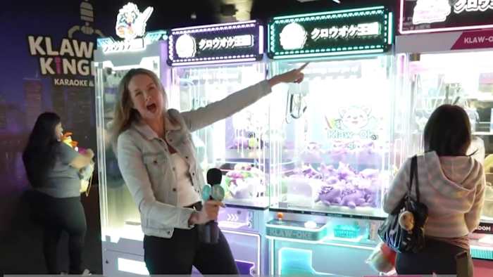 🎤🕹️ Máquinas de Karaokê e Garra?! Por dentro do novo local de entretenimento mais divertido de Pearland