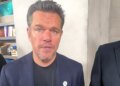 Matt Damon explica distintivo de protesto do ICE na estreia do filme 'The Rip'