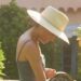 Meghan Markle comemora 'simplicidade' com vestido de verão azul e chapéu de aba larga