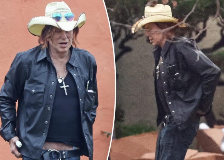 Mickey Rourke hospedado em hotel de luxo em West Hollywood após crowdfunding para evitar despejo
