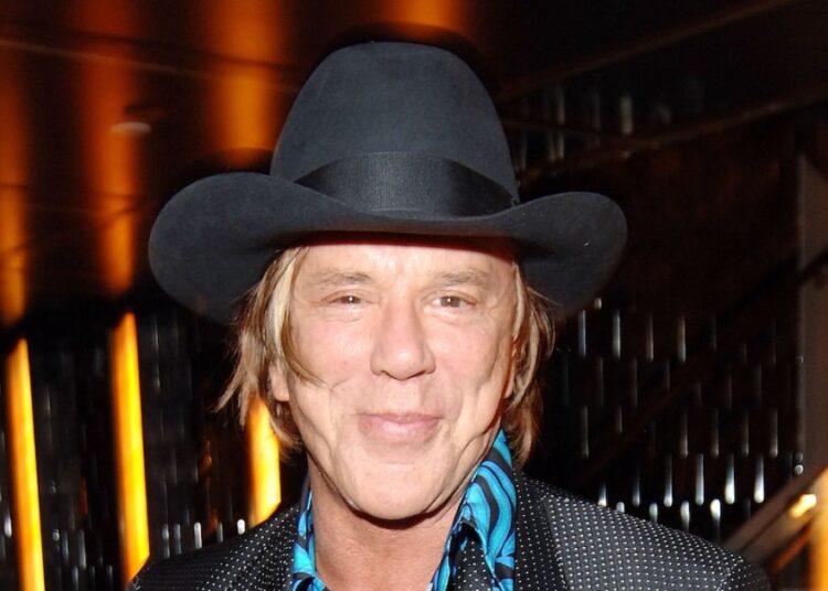 Mickey Rourke lança página GoFundMe por meio de amigo para evitar despejo de aluguel