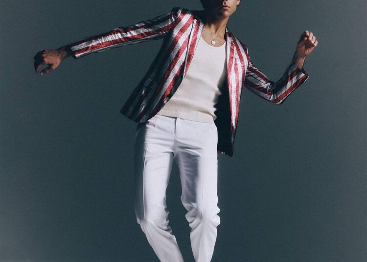 Mika entra em uma nova era musical com 'Hyperlove'