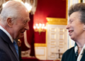 Momento familiar para o rei enquanto Charles e a princesa Anne saem juntos