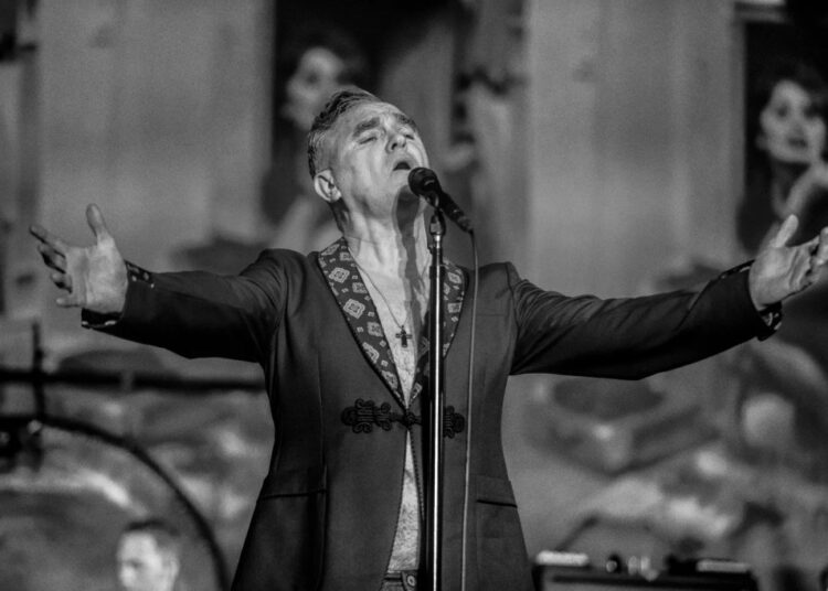 Morrissey lança novo single e continua cancelando datas de turnê