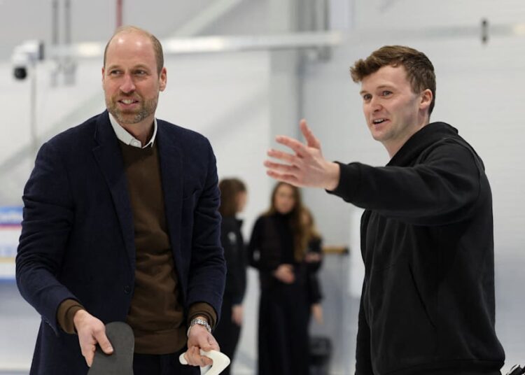 Mouat e Dodds, da equipe GB, oferecem masterclass de curling para a realeza britânica, príncipe William e princesa Kate