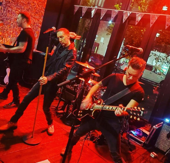 Música ao vivo com os trigêmeos Thompson – Calendário do Vale do Líbano