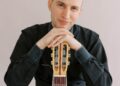 NIU hoje | Jim Perona, '08, inspirando outras pessoas por meio de concertos musicais