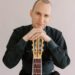 NIU hoje | Jim Perona, '08, inspirando outras pessoas por meio de concertos musicais