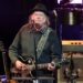 Neil Young chama o ICE de ‘nova polícia criminosa americana’ em postagem contundente