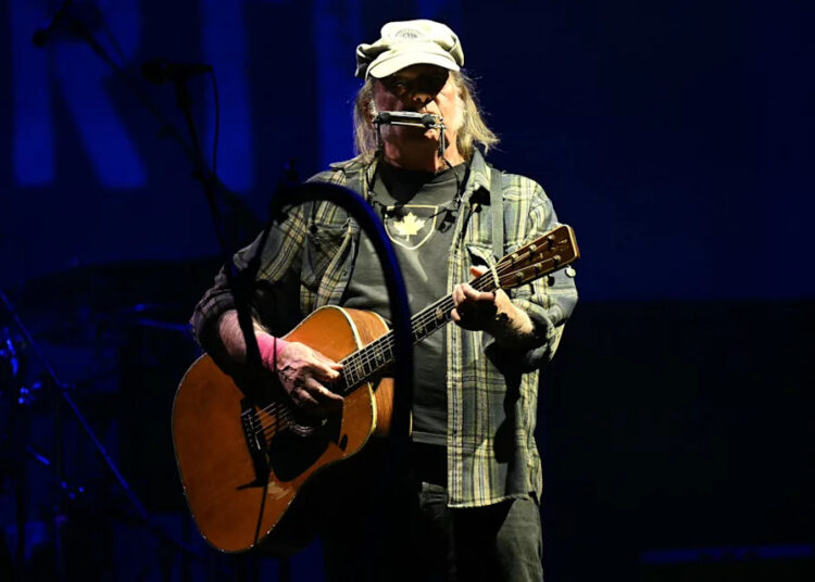 Neil Young dá música de graça à Groenlândia por causa do 'estresse' de Trump