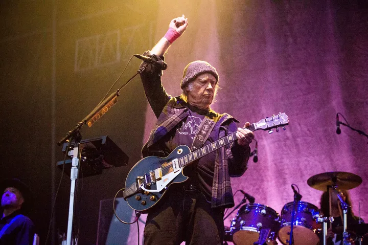Neil Young destrói Trump em nova postagem contundente: ‘Destruindo a América pouco a pouco’