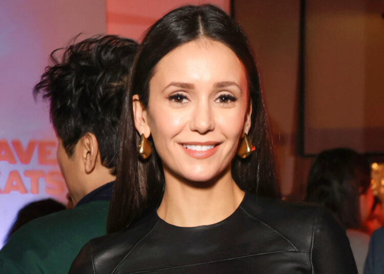 Nina Dobrev surpreende com minivestido com estampa de leopardo enquanto aproveita o Festival de Sundance em Utah