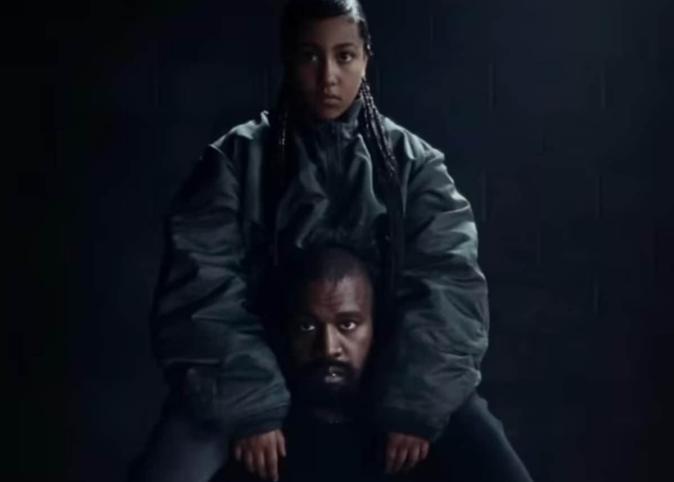 North West provoca nova música com Kanye sobre piercings nos dedos e faltar à escola