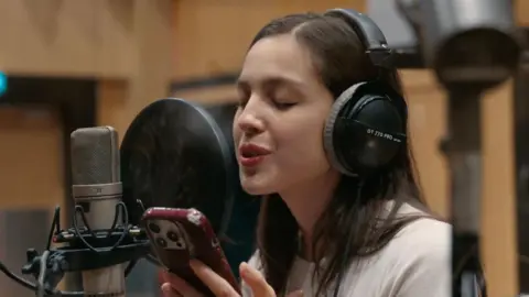 Nos bastidores enquanto Olivia Rodrigo, Pulp e Arctic Monkeys gravam álbum beneficente