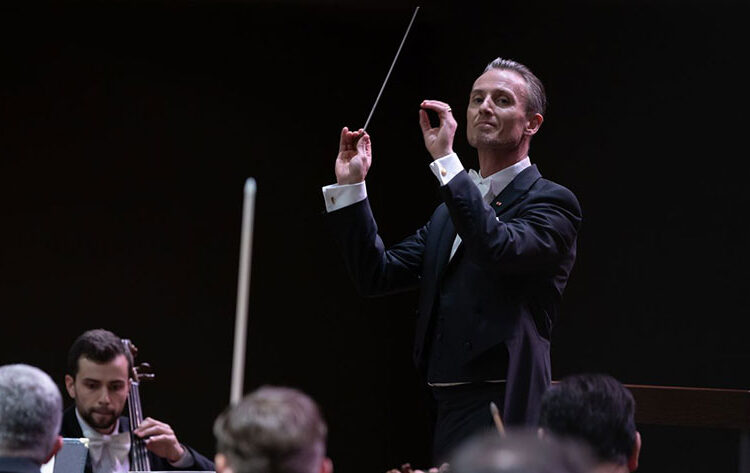 Novo Contrato para Músicos da Filarmónica de Nápoles; Extensão para Alexander Shelley como Diretor Musical na Artis—Nápoles