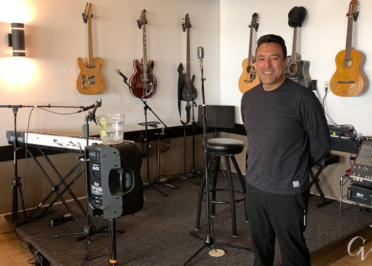 Novo proprietário reabre restaurante e centro de música North Fresno Artistas famintos