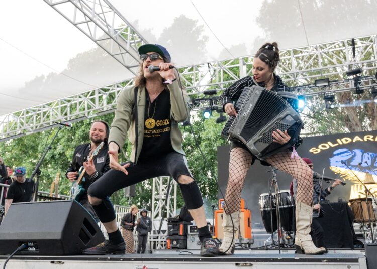 O 2026 SXSW Music Festival adiciona mais 300 novos artistas, incluindo as lendas do punk Gogol Bordello