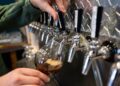 O Tribunal Superior de Anchorage dá vitória às cervejarias, dizendo que agora elas podem oferecer entretenimento ao vivo regularmente