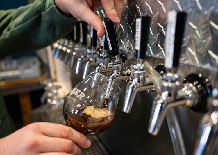 O Tribunal Superior de Anchorage dá vitória às cervejarias, dizendo que agora elas podem oferecer entretenimento ao vivo regularmente