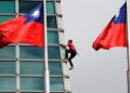 O alpinista americano Alex Honnold chega ao topo do arranha-céu Taipei 101 sem cordas