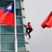 O alpinista americano Alex Honnold chega ao topo do arranha-céu Taipei 101 sem cordas