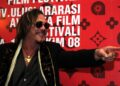 O ator Mickey Rourke entrega a espingarda ao Departamento do Xerife de Los Angeles – NBC Los Angeles