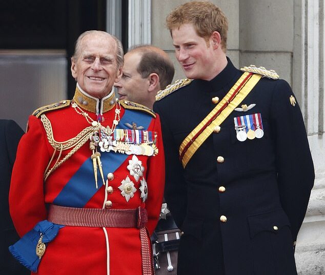 O aviso contundente do Príncipe Philip a Harry depois de entregar o título militar que ocupou por seis décadas – apenas para o ex-real desistir dele três anos depois