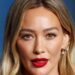 O cabelo molhado de Hilary Duff em seu novo videoclipe aponta sutilmente para 2003