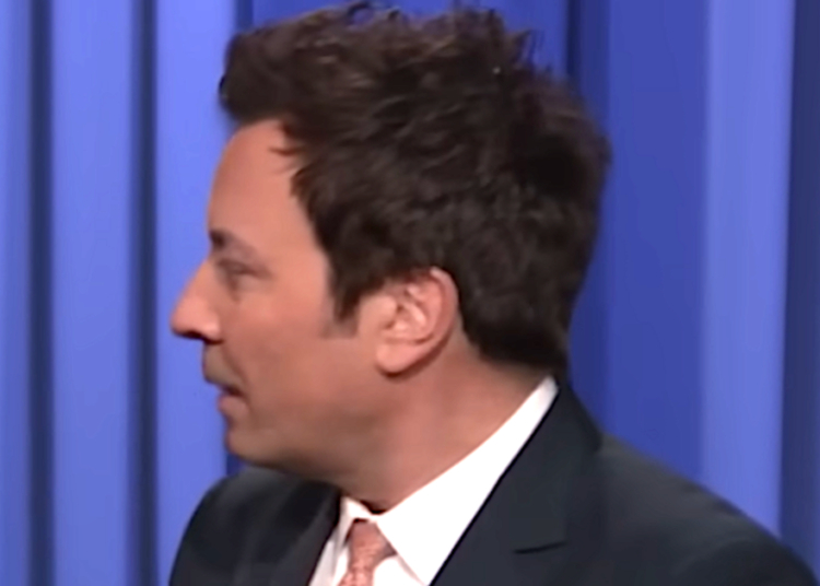 O convidado surpresa de Fallon o ajuda a fazer um monólogo depois das piadas de Trump 'Está tão frio'