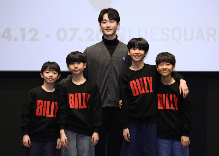O dançarino principal do Universal Ballet retorna ao palco para interpretar Billy Elliot – mas desta vez já adulto