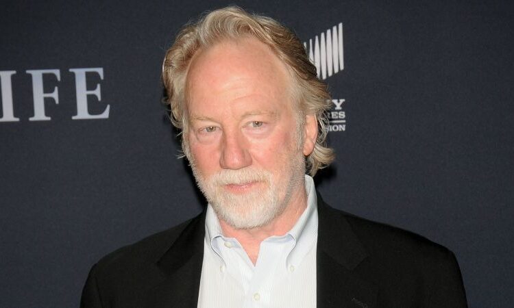 O diretor Timothy Busfield se entrega às autoridades do Novo México após ser procurado por acusações de abuso sexual infantil