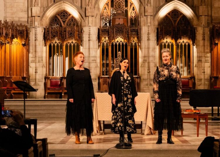 O poder luminescente do Trio Medieval na Capela Rockefeller | Artes e Entretenimento