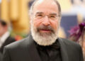 O principal conselho de Mandy Patinkin para Jonathan Bailey para o renascimento de 'Sunday in the Park with George'