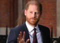 O príncipe Harry afirma emocionalmente que o editor do Daily Mail fez da 'vida uma miséria absoluta' de Meghan Markle enquanto ele se posiciona no caso de privacidade