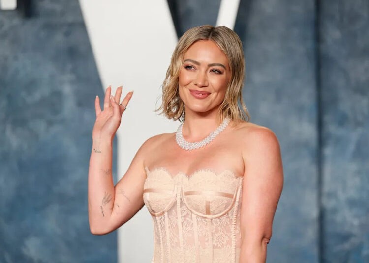 O setlist da turnê de Hilary Duff inclui a apresentação de 'What Dreams Are Made Of'