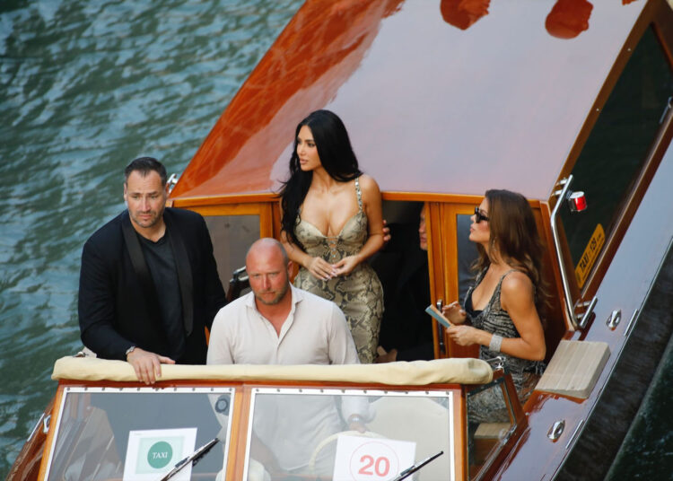 O tesouro de celebridades convidadas do casamento de Jeff Bezos está em exibição diante do mundo em Veneza