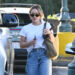 O truque de estilo 'desatualizado' de Hilary Duff eleva instantaneamente jeans largos e chinelos