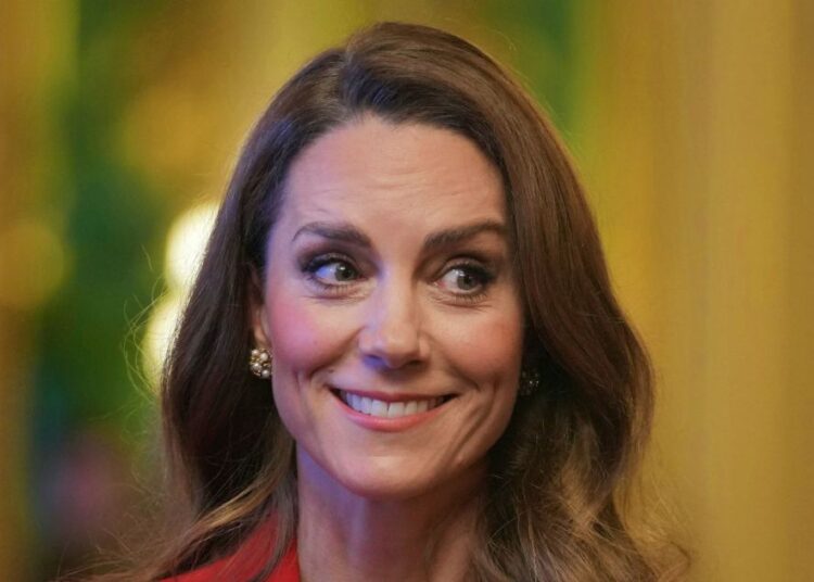 O visual monocromático chique de Kate Middleton apresentava uma reviravolta