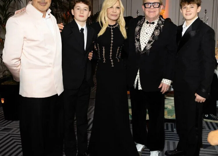 Os filhos de Elton John, Zachary, 15, e Elijah, 12, parecem crescidos ao se juntarem ao pai para uma aparição rara na festa de ano novo