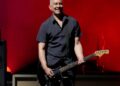 Pat Smear, do Foo Fighters, quebra o pé em 'bizarro acidente de jardinagem'