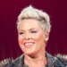 Pink revela atualização de saúde após hospitalização em NYE