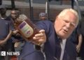 Por que duas províncias canadenses estão brigando por causa do uísque Crown Royal