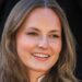 Princesa Ingrid Alexandra da Noruega presta homenagem aos avós na primeira viagem real solo