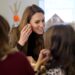 Princesa Kate compartilha truque de concha com garota durante emocionante visita real
