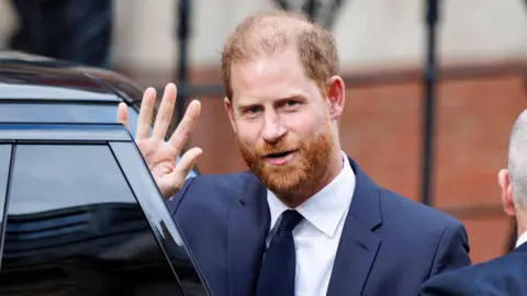 Príncipe Harry 'agarrando-se a qualquer coisa' com reclamação contra a editora do Mail, disse o tribunal