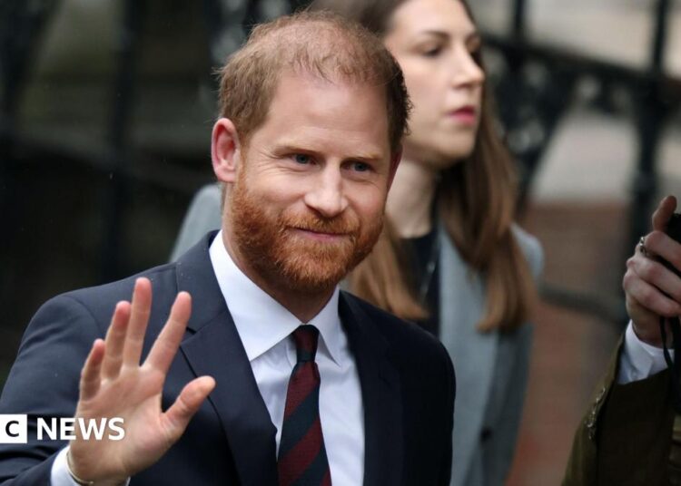 Príncipe Harry diz que editor do Mail tornou a 'vida de sua esposa Meghan uma miséria'