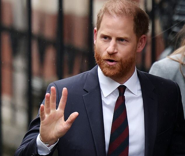 Príncipe Harry 'forçado a se apresentar' para correspondentes reais por funcionários do palácio e instruído a 'nunca reclamar', disse ele ao julgamento de privacidade