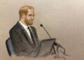 Príncipe Harry visivelmente emocionado ao dizer que o Daily Mail tornou a vida da esposa Meghan uma miséria